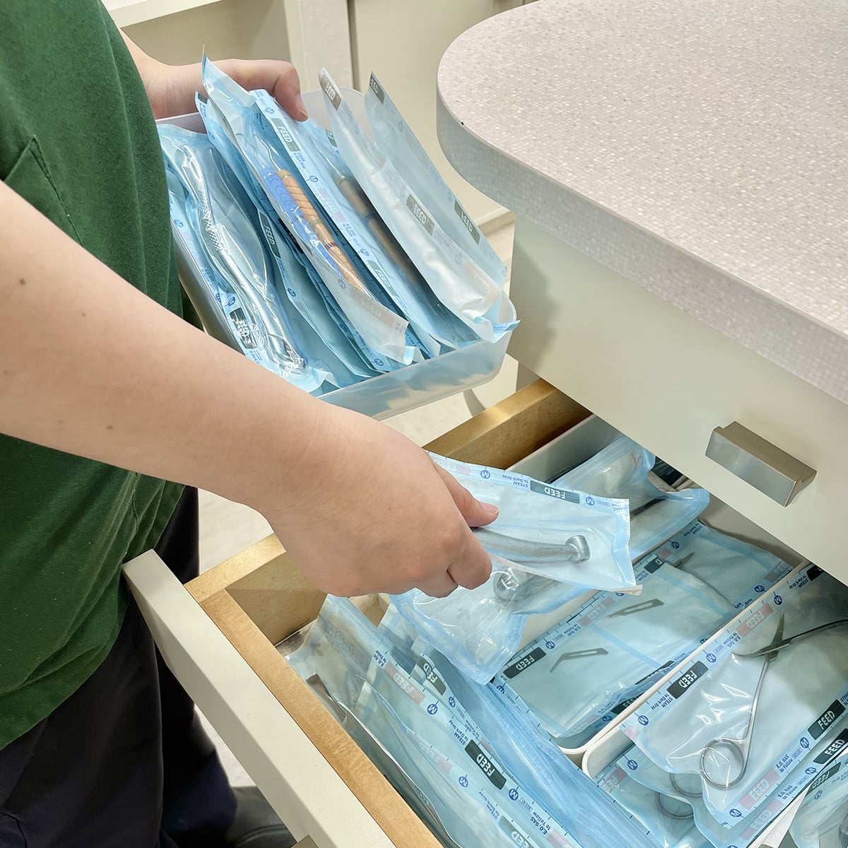 器具は滅菌パックで管理し、パックはディスポーサブルとして使用後廃棄しています。